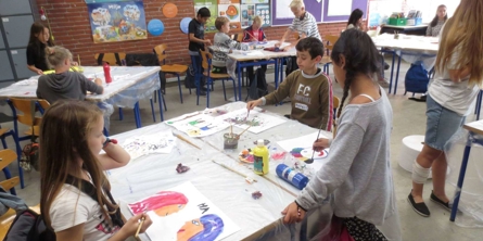 Børn laver billedkunst på Skjoldhøjskolen