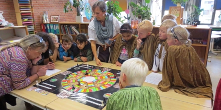 Børn og voksne spiller brætspil - Skjoldhøjskolen