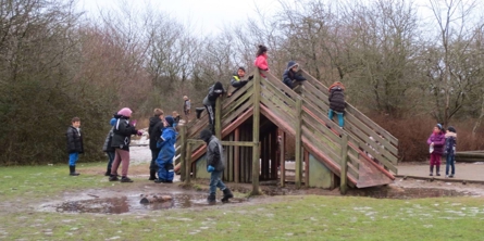 Børn udenfor i SFO på Skjoldhøjskolen