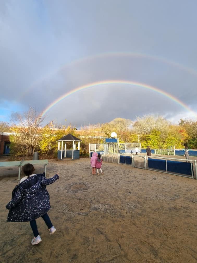 Regnbue over SFO'en på Skjoldhøjskolen