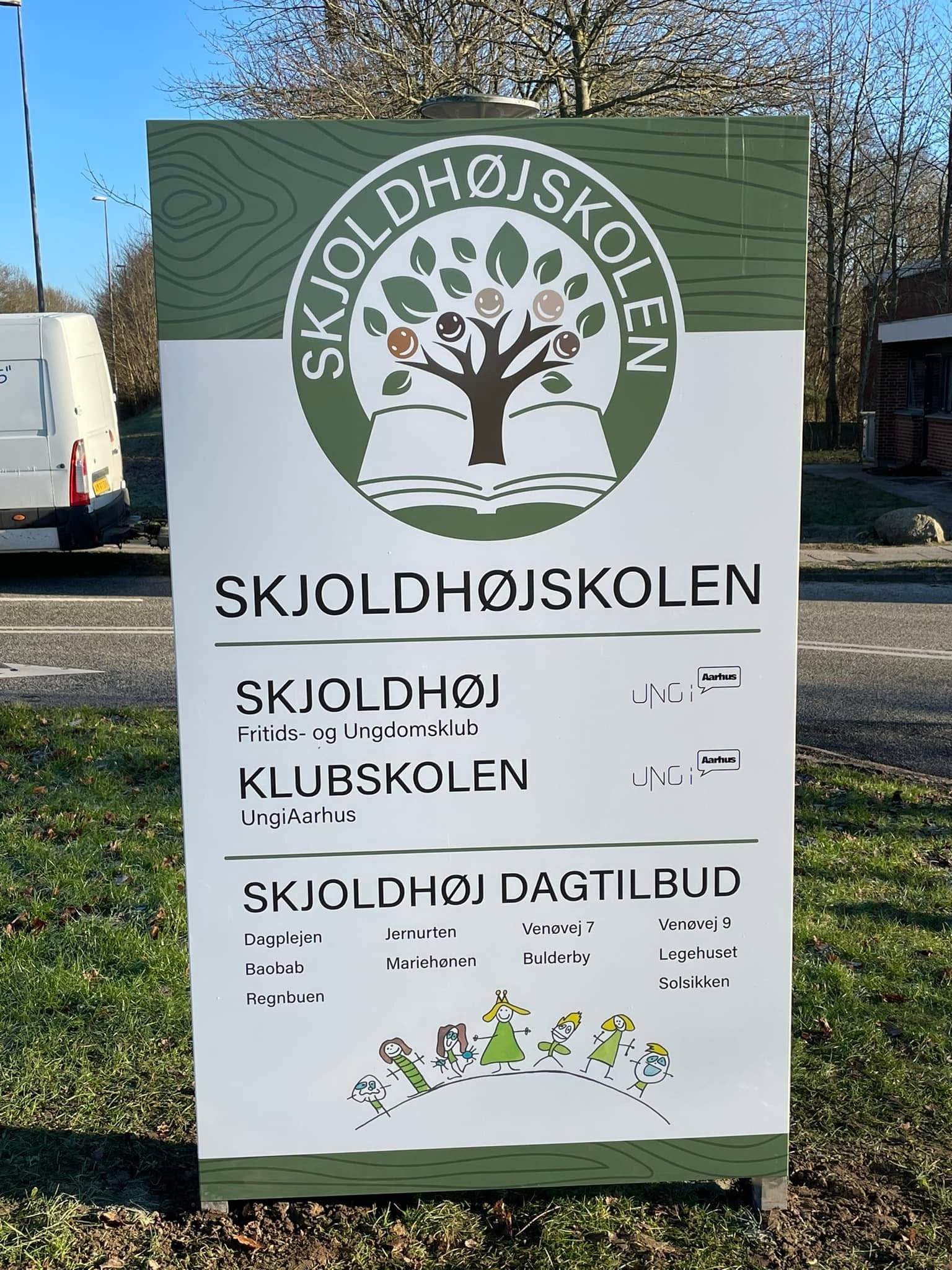 Skjoldhøjskolens infoskilt udenfor skolen