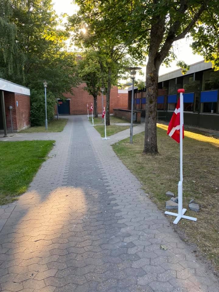 Flagalle på første skoledag på Skjoldhøjskolen