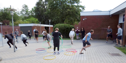 Voksne, der løber i skolegården på Skjoldhøjskolen
